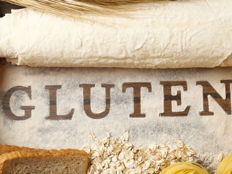Gluten-Schriftzug umkreist von Back- und Teigwaren.