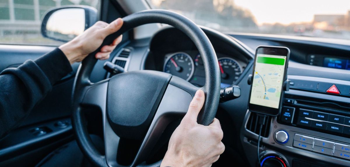 Handy ist mit Halterung in einem Auto befestigt