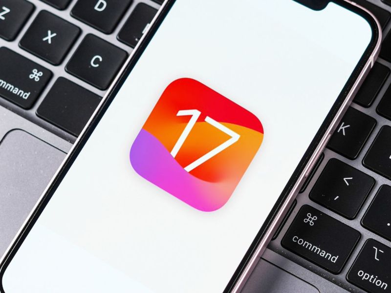 iOS 17 Logo auf dem Handy