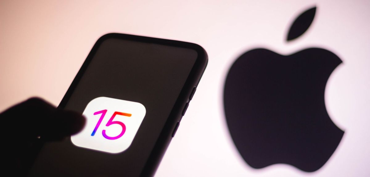 iPhone mit "15" auf dem Display vor einem Apple-Logo