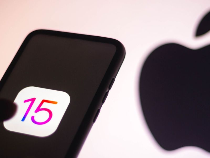 iPhone mit "15" auf dem Display vor einem Apple-Logo