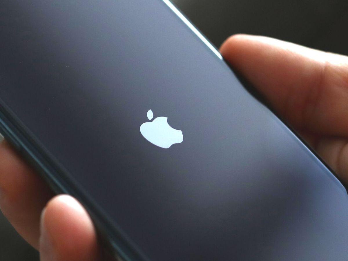 Person hält ein iPhone Pro in der Hand.