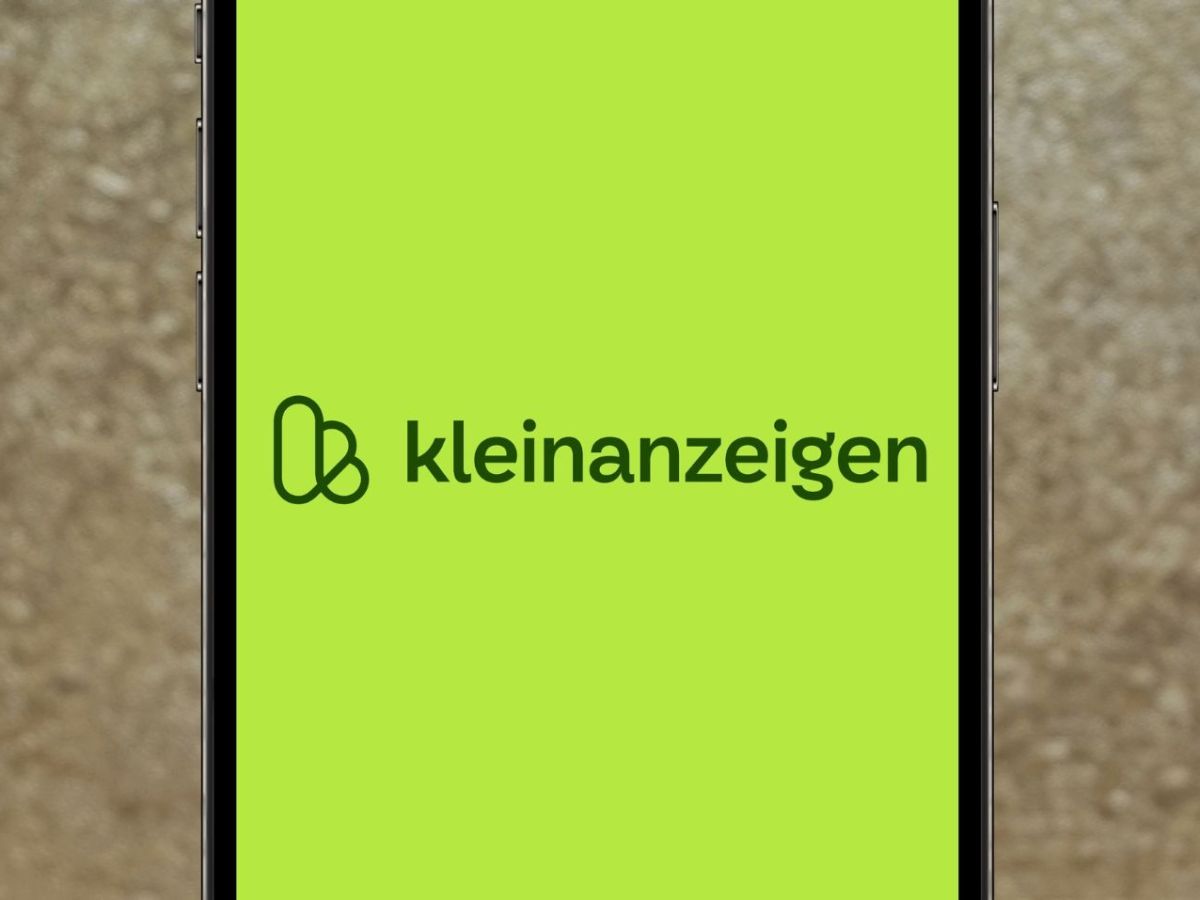 Handy mit Logo von Kleinanzeigen auf dem Display.