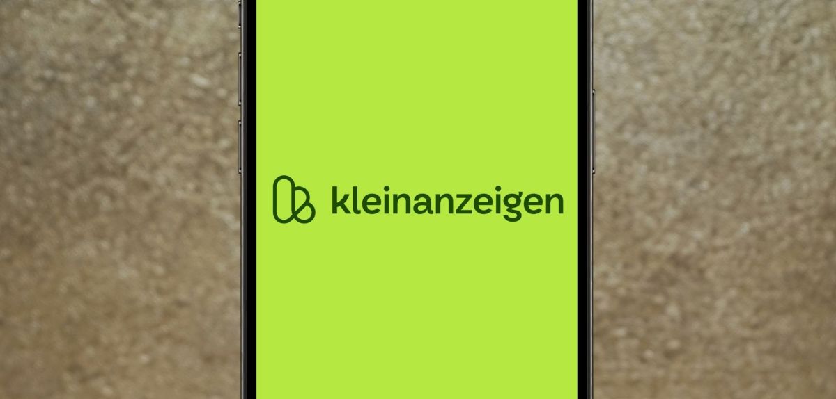 Handy mit Logo von Kleinanzeigen auf dem Display.