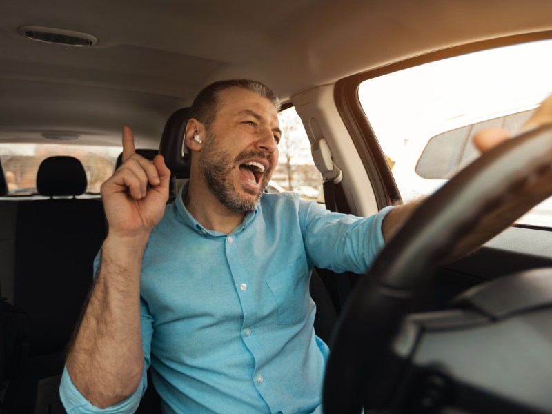 Kopfhörer beim Autofahren