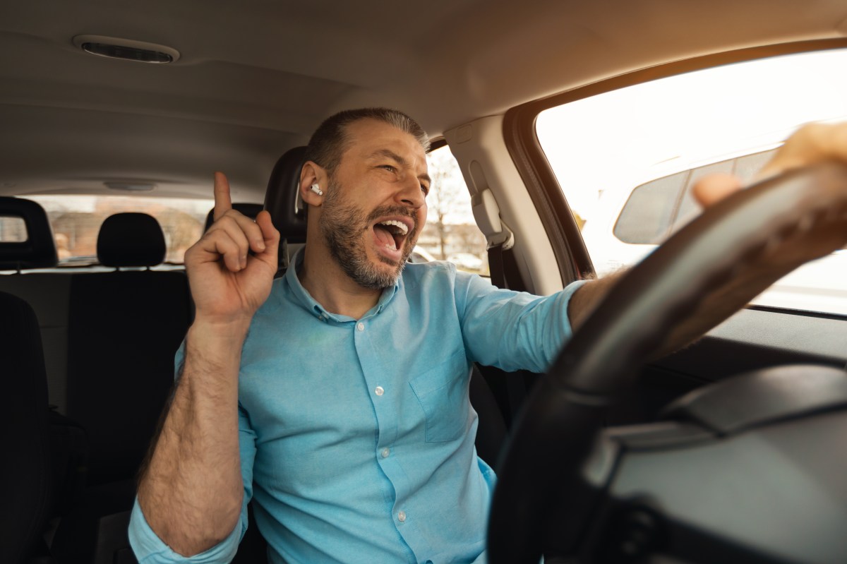 Kopfhörer beim Autofahren