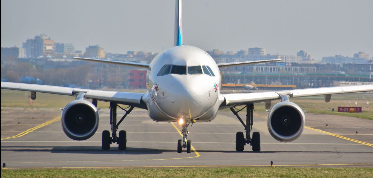 Flugzeug auf dem Flugfeld