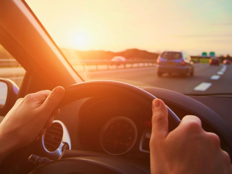 Person fährt auf der Autobahn