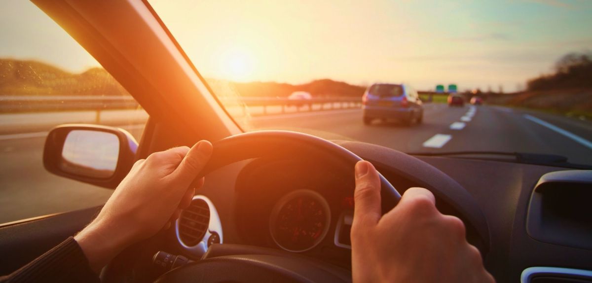 Person fährt auf der Autobahn