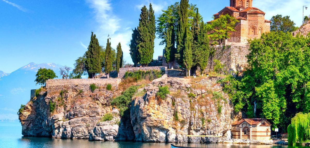 Aufnahme vom Ohridsee mit Kirche im Hintergrund.