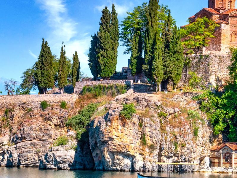 Aufnahme vom Ohridsee mit Kirche im Hintergrund.