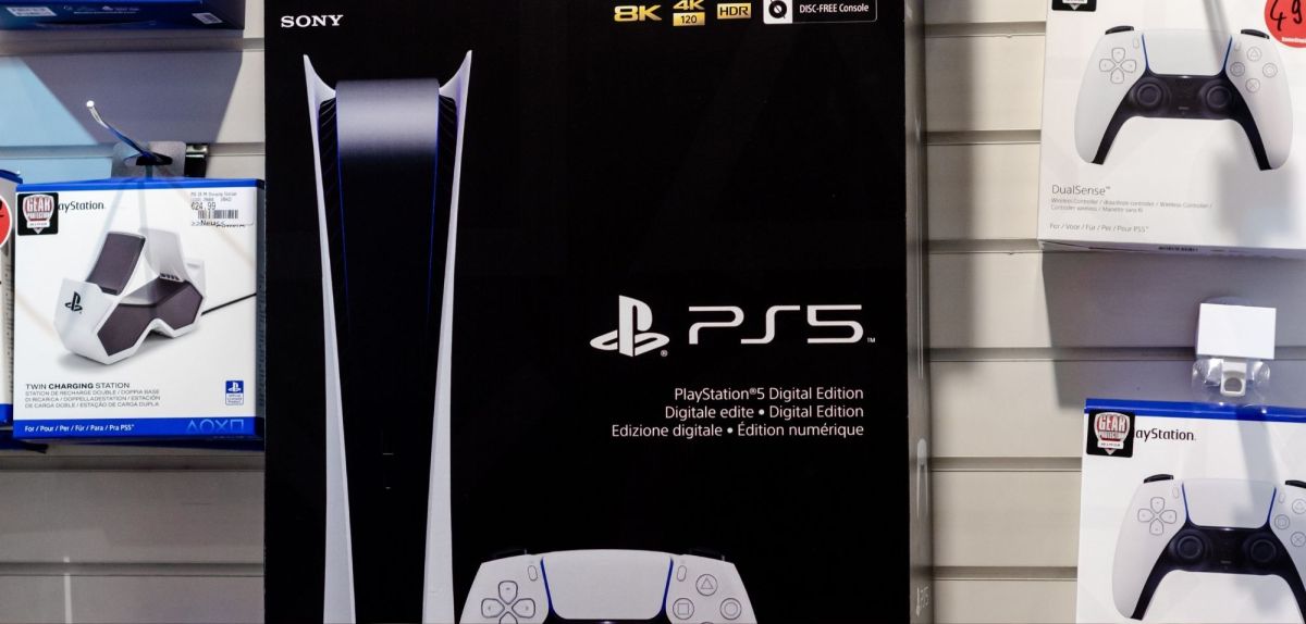 Die digitale Version der PS5 im Laden.