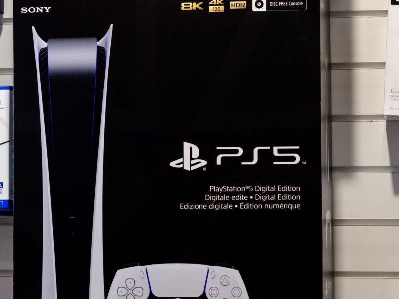 Die digitale Version der PS5 im Laden.