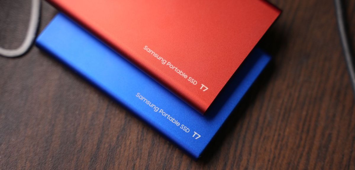 Zwei Samsung-SSDs in Blau und Rot