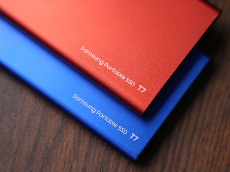 Zwei Samsung-SSDs in Blau und Rot
