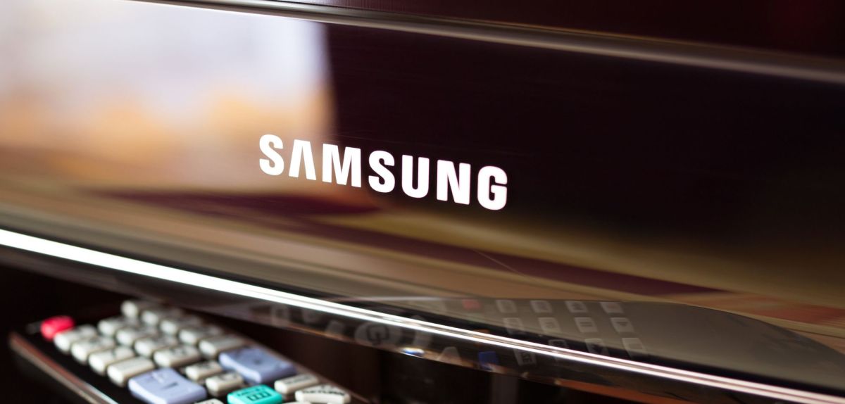 Samsung-Schriftzug auf einem Fernseher.