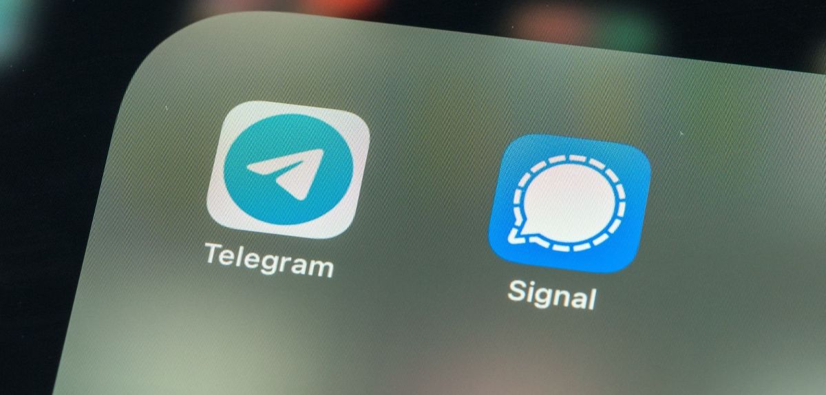 Icons für Telegram und Signal auf einem Display.