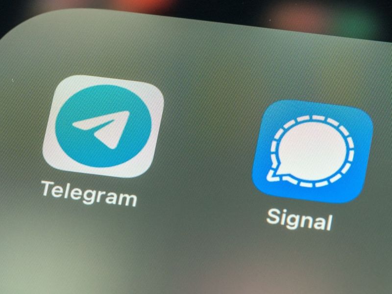 Icons für Telegram und Signal auf einem Display.