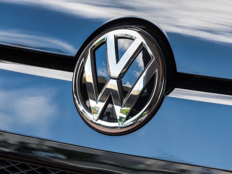 VW Logo auf einem Auto
