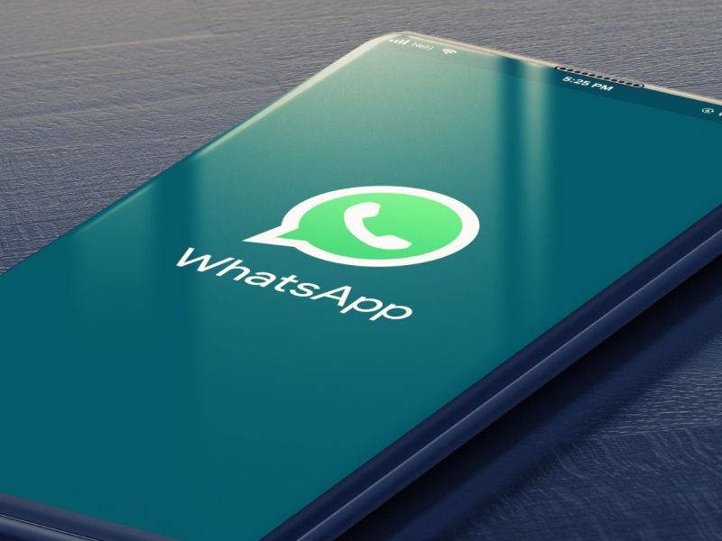 Handy mit WhatsApp-Logo auf dem Display.