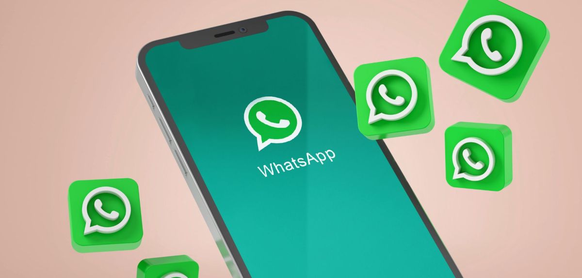 Grafische Darstellung eines Handys mit WhatsApp, um das viele WhatsApp-Logos schwirren.