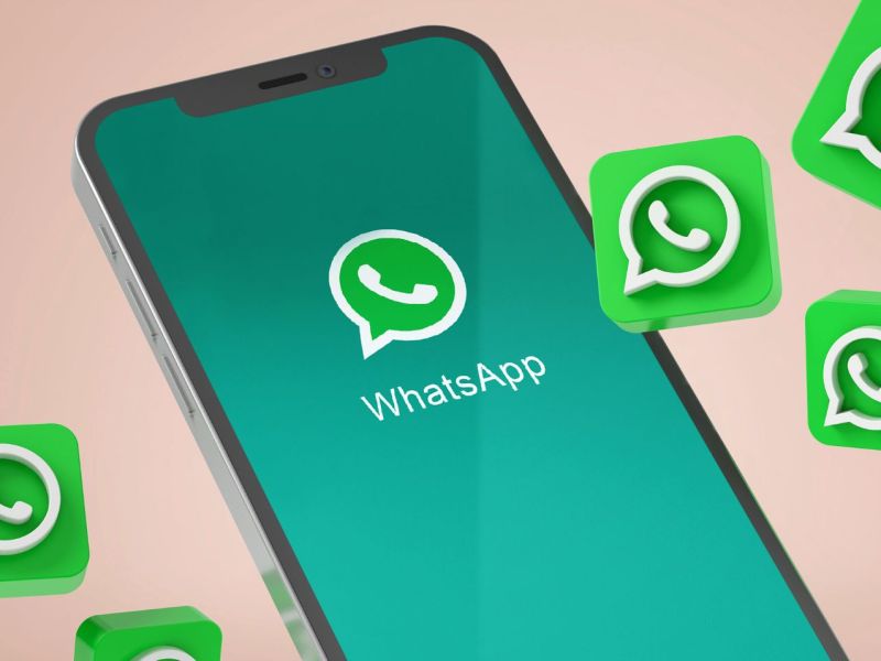 Grafische Darstellung eines Handys mit WhatsApp, um das viele WhatsApp-Logos schwirren.