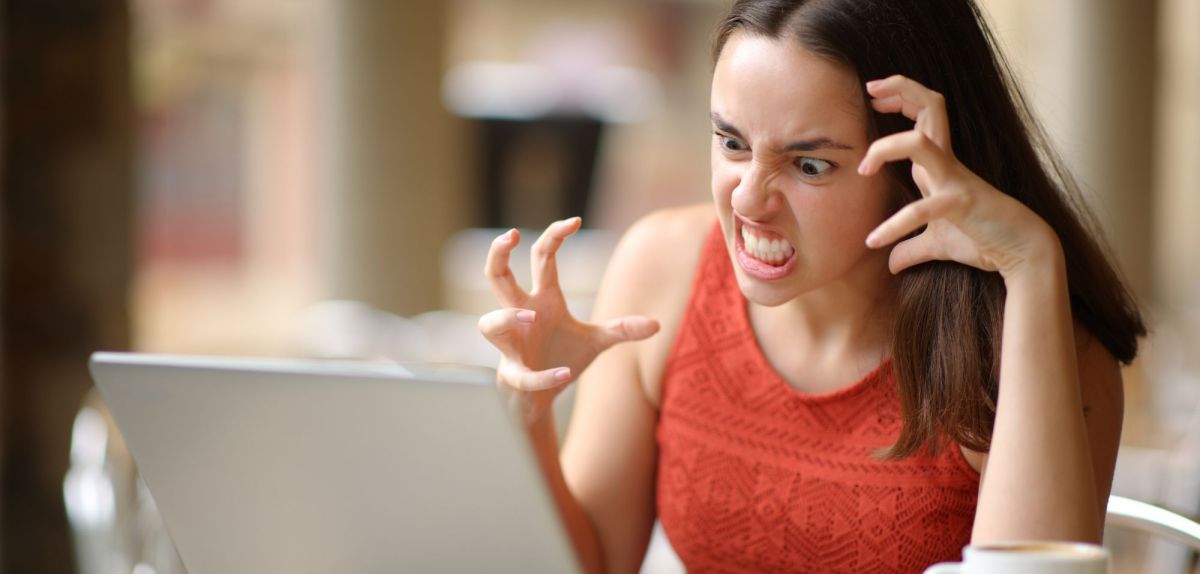 Frau ist wütend am PC