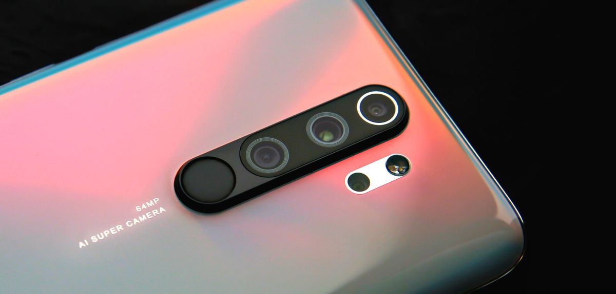 Ein Xiaomi Redmi Note 8 Pro auf schwarzem Untergrund.