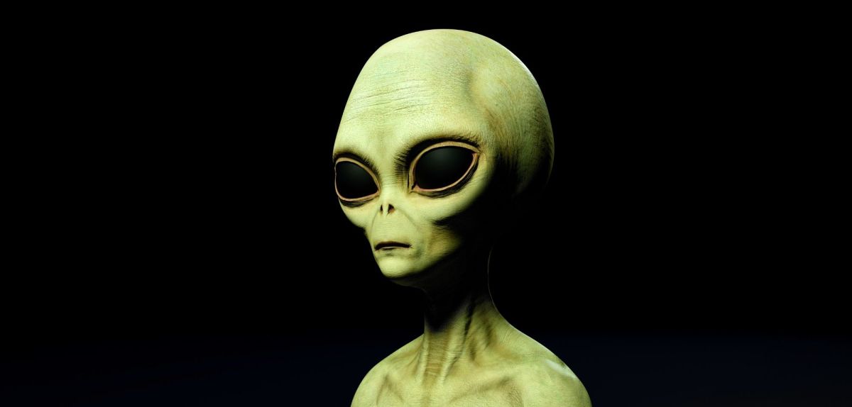 Alien in grün vor einem schwarzen Hintergrund