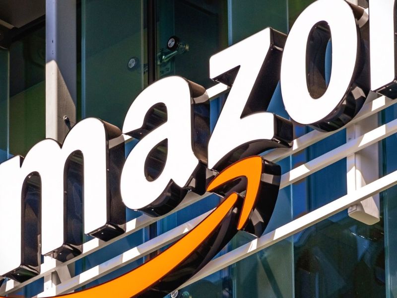 Amazon-Logo an einer Hausfassade