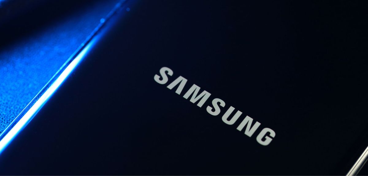 Samsung Handy mit Samsung Logo