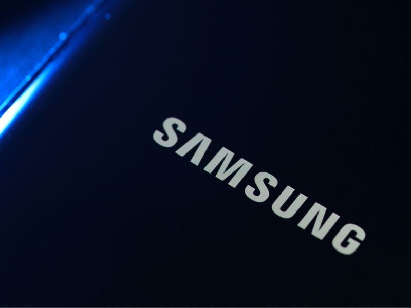 Samsung Handy mit Samsung Logo