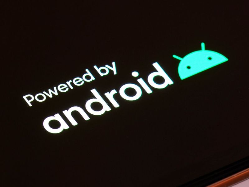 Smartphone mit einem Android-Logo auf dem Display.
