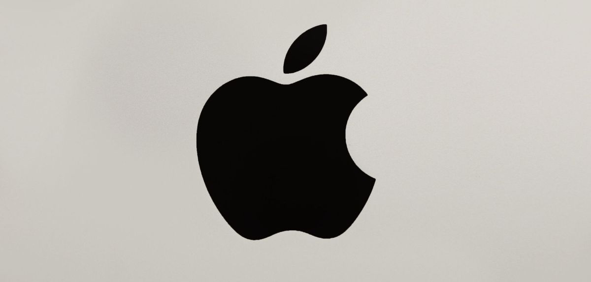 Apple-Logo vor grauem Hintergrund.