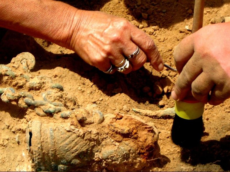 Forscher bei einer archäologischen Ausgrabung.