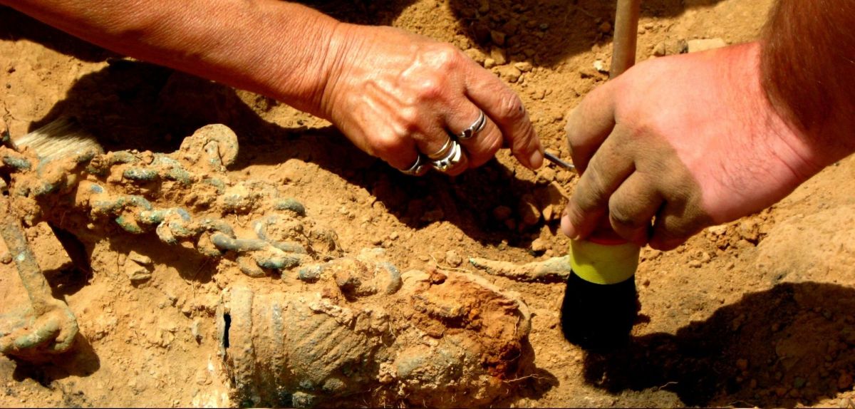 Forscher bei einer archäologischen Ausgrabung.