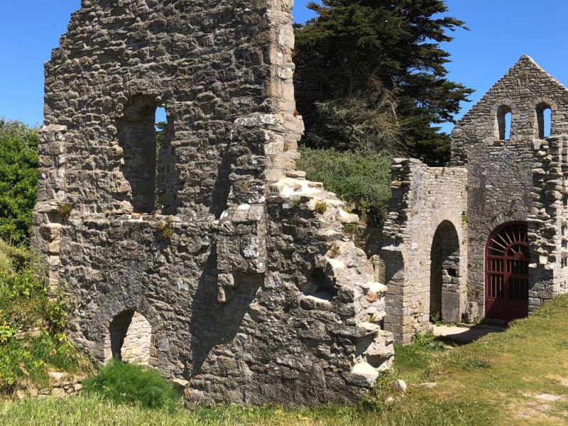 Ruine einer Kirche auf einem Feld