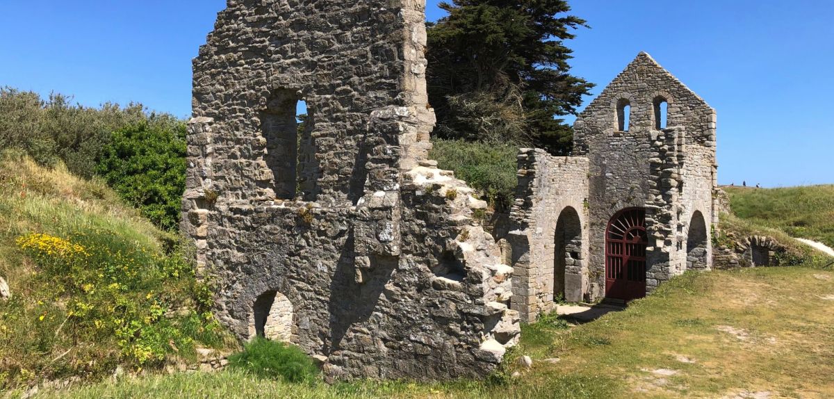 Ruine einer Kirche auf einem Feld