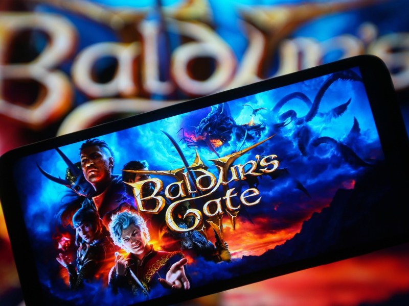 Baldur's Gate-Logo auf einem Smartphone