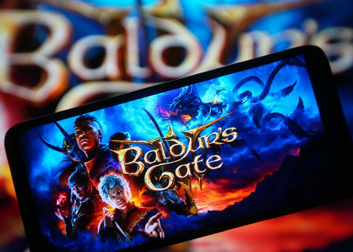 Baldur's Gate-Logo auf einem Smartphone