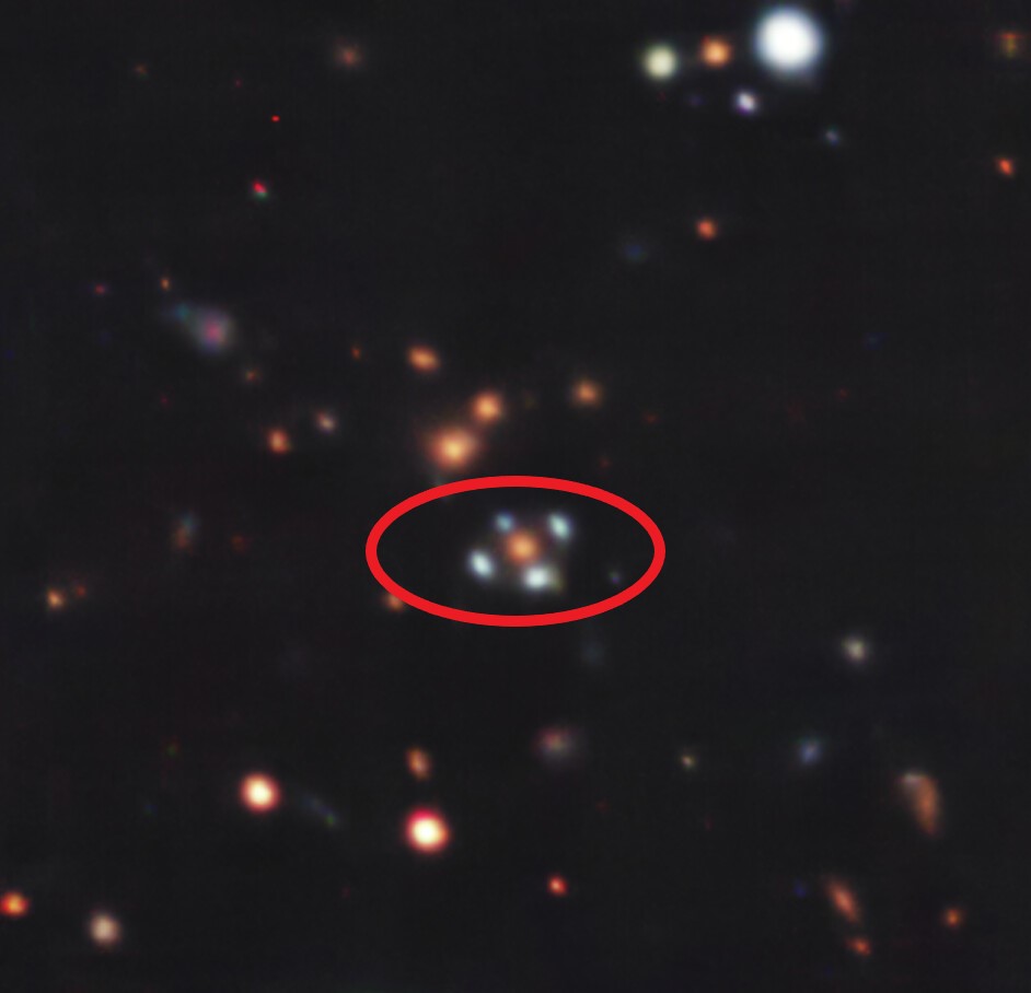 Ein Einstein-Kreuz (im roten Kreis) durchs Very Large Telescope beobachtet.