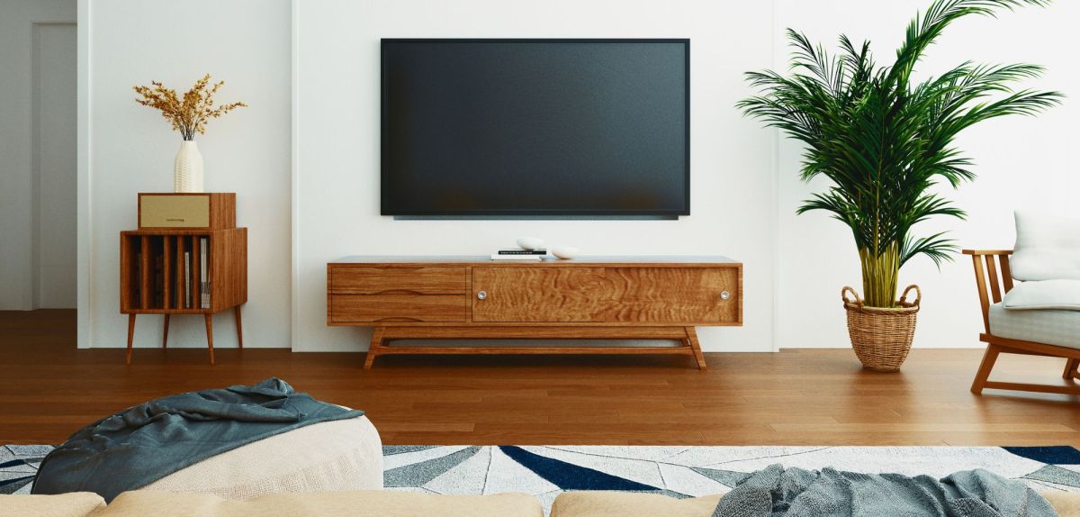 Fernseher an der Wand in einem Wohnzimmer.