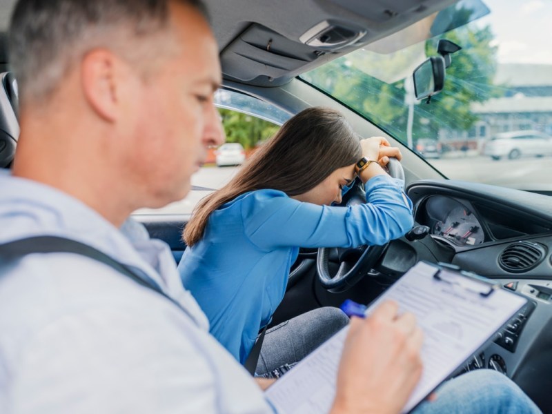 Frau verzweifelt bei der Führerscheinprüfung