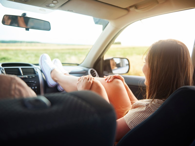 Füße hochlegen im Auto