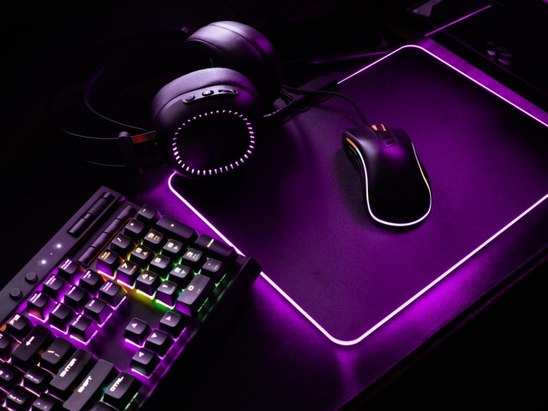 Gaming-Maus und Keyboard mit Beleuchtung