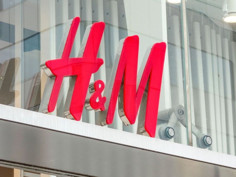 H&M-Logo an einem Gebäude.