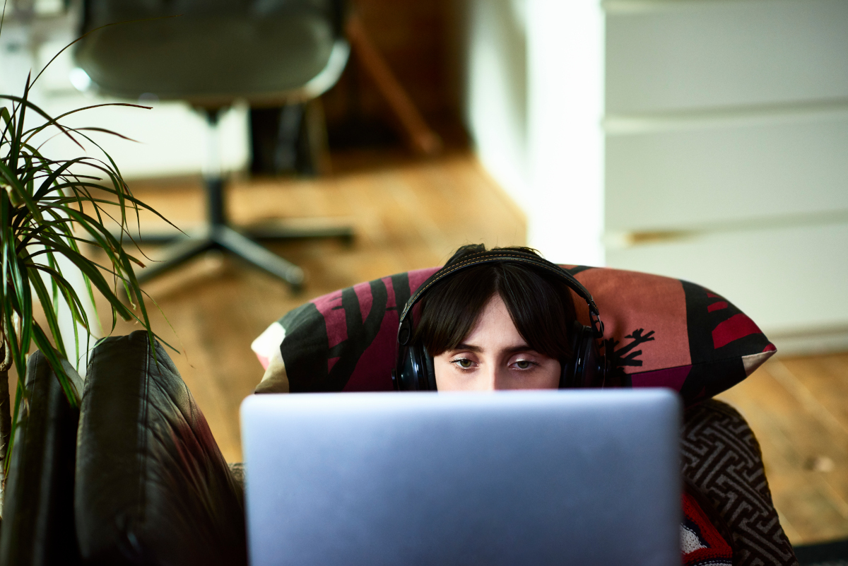 Frau sitzt am Laptop und schützt ihre Privatsphäre mit Kamo von CCleaner.