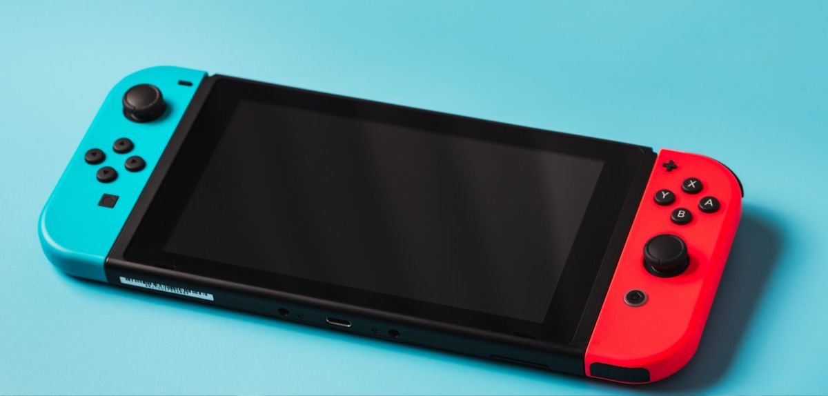 Eine Nintendo Switch auf blauem Untergrund.