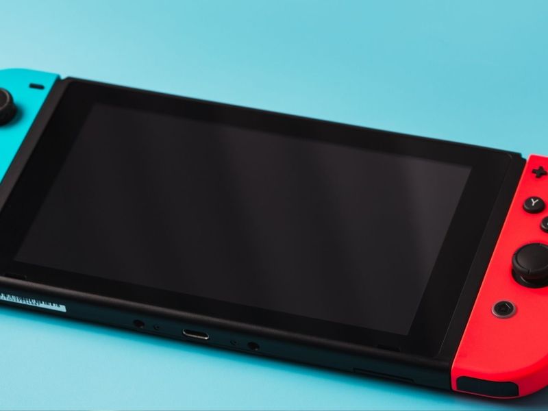 Eine Nintendo Switch auf blauem Untergrund.