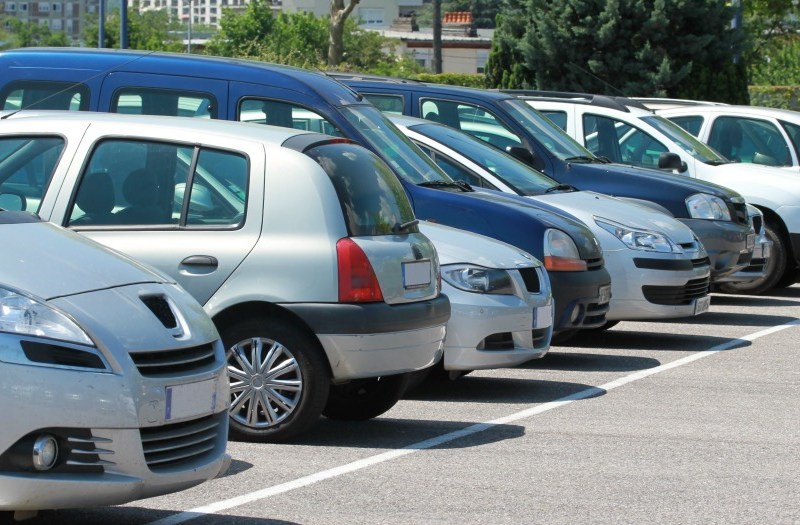 Autos auf einem Parkplatz